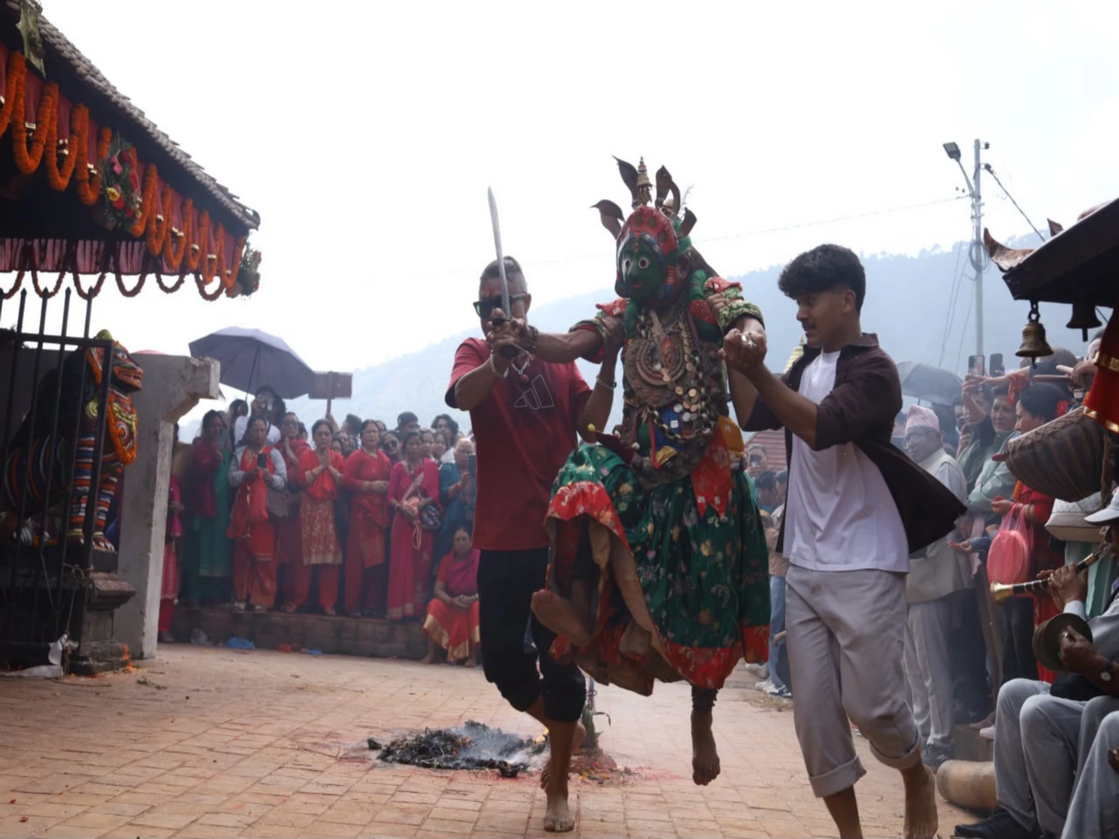 नेपाल के खोकोना गांव में सिकाली जात्रा की धूम, दशैं की जगह देवी सिकाली की पूजा कर हवा में उड़ते दिखे देवता
