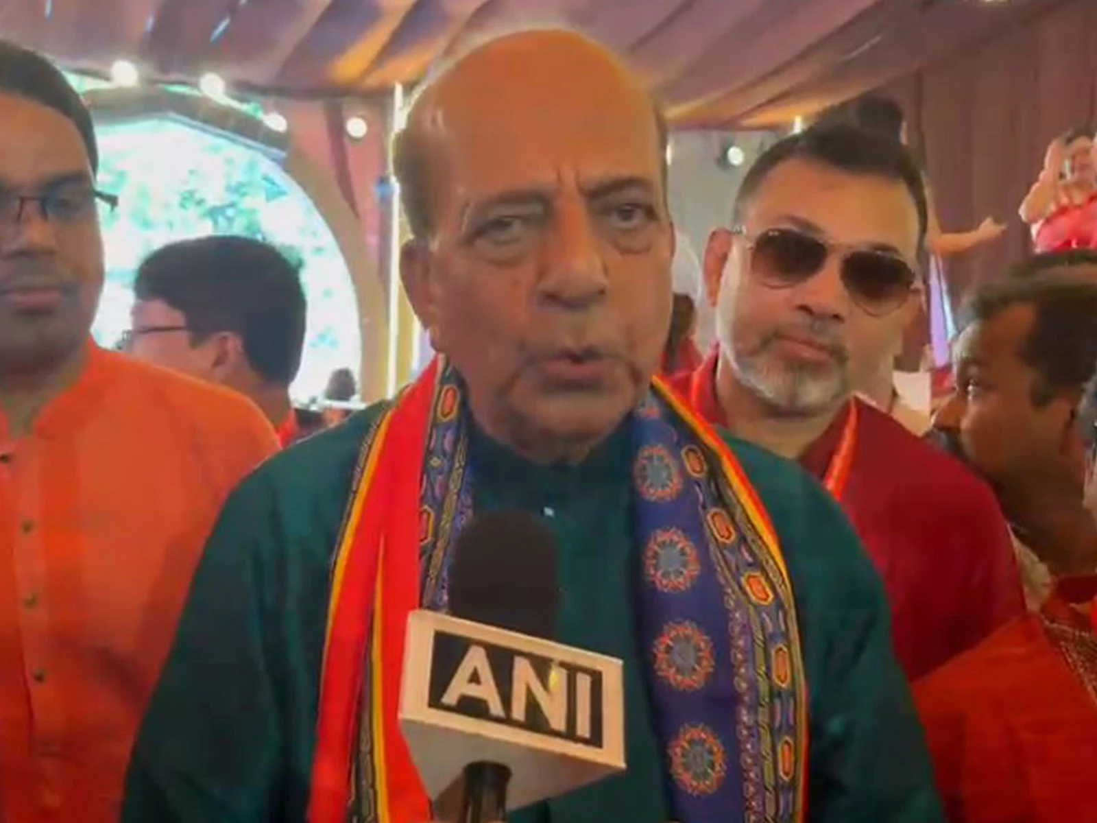 ढाका के गुलशन और बनानी इलाकों के पूजा पंडालों में पहुंचे भारतीय उच्चायुक्त दिनेश त्रिवेदी उन्होंने लोगों को महाअष्टमी की बधाई दी