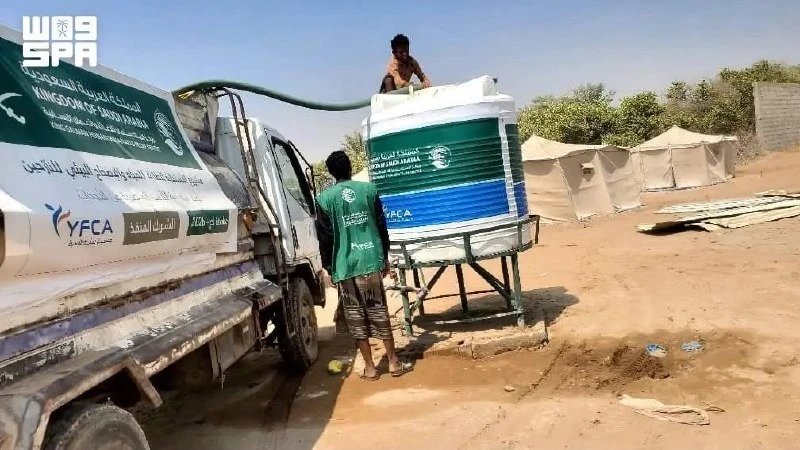 यमन के लाहज में सऊदी अरब ने सैकड़ों विस्थापित परिवारों को पीने का पानी बांटा