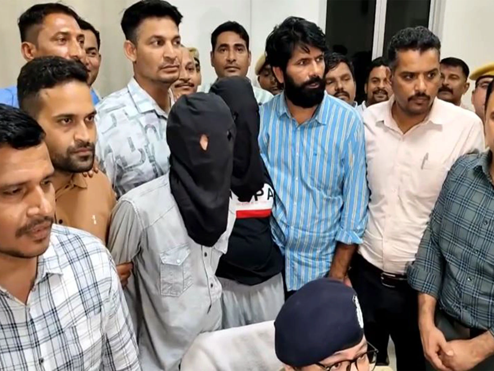 टाइगर श्रॉफ पर फायरिंग करने वाले लॉरेंस बिश्नोई गैंग से जुड़े तीन शूटर गिरफ्तार, नेपाल भागने की थी योजना