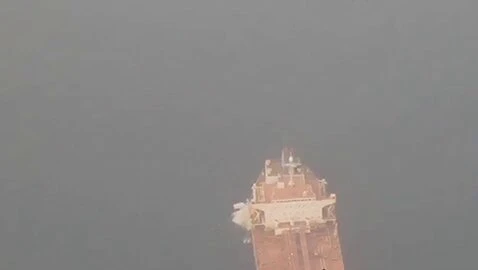 होर्मुज़ जलडमरूमध्य में सुपरटैंकर से टकराई माइन, इंजन रूम में लगी आग
