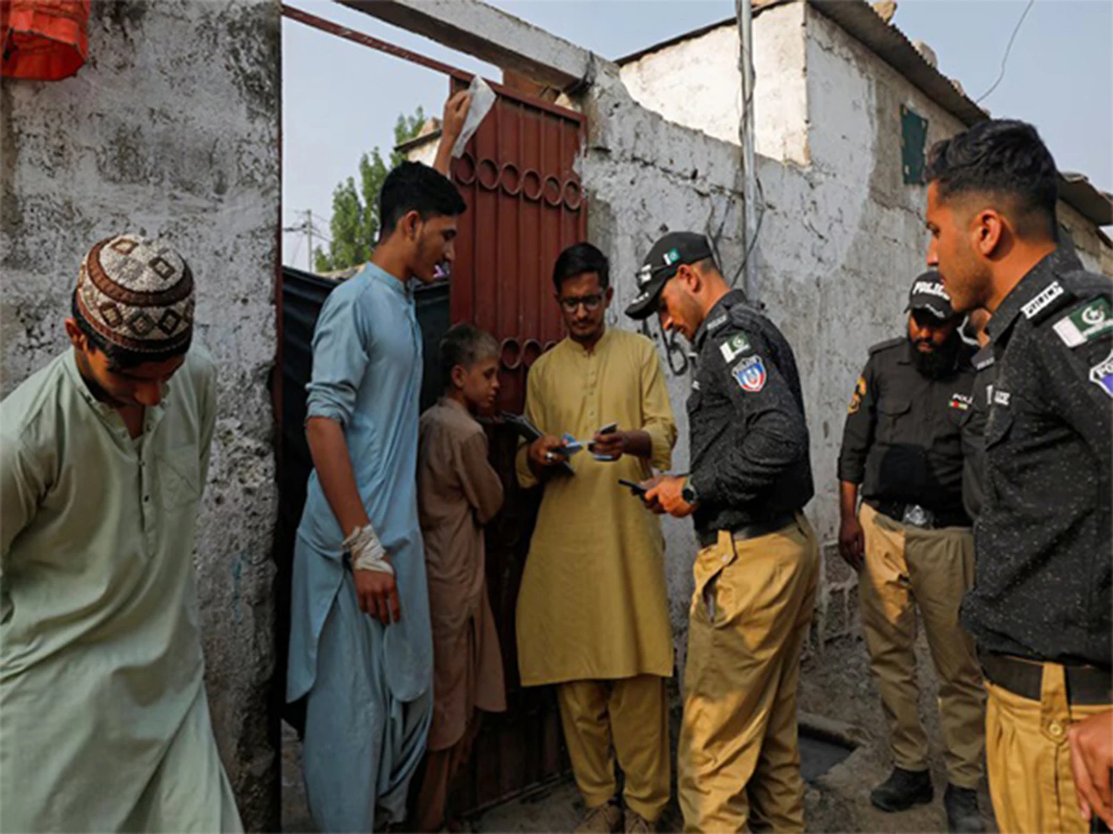 पाकिस्तान के खैबर पख्तूनख्वा में अफगान शरणार्थियों ने पुलिस उत्पीड़न और जबरन वसूली के लगाए आरोप