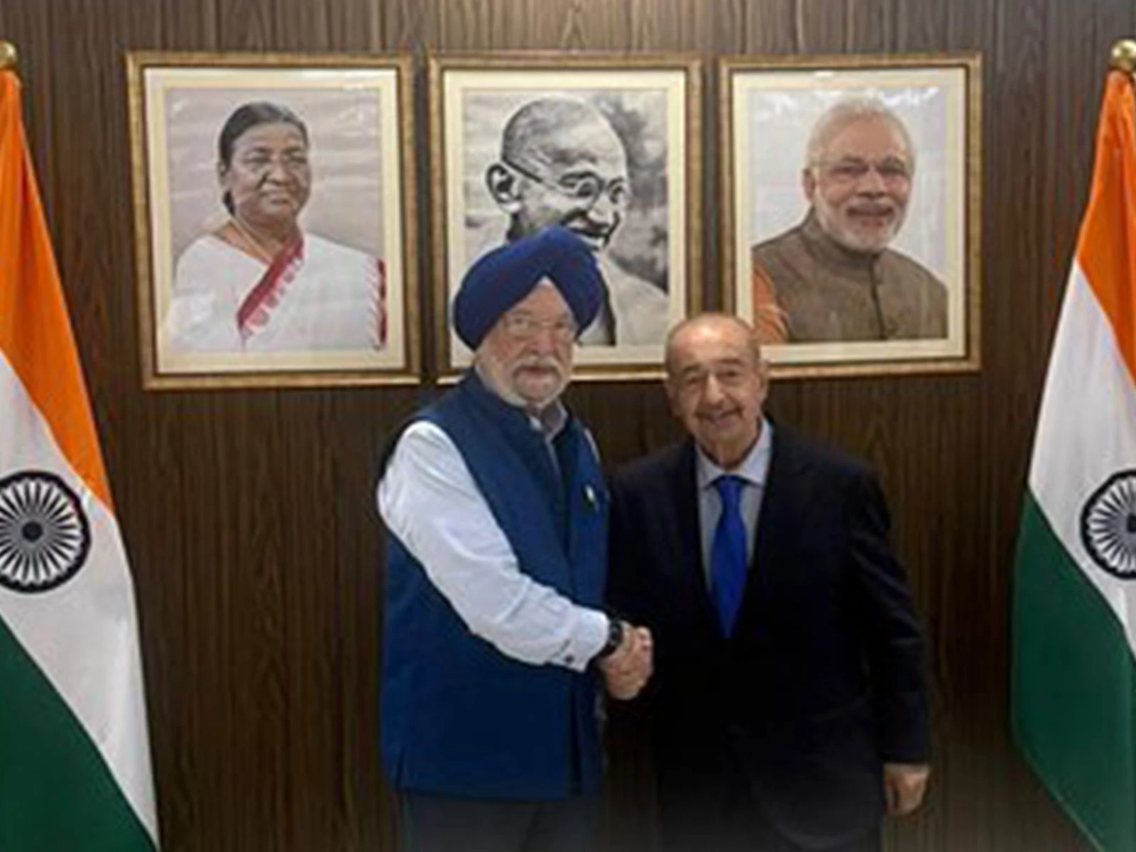 पेट्रोलियम मंत्री हरदीप सिंह पुरी ने ऊर्जा विशेषज्ञ के साथ वैश्विक तेल और गैस बाजार में बढ़ती कीमतों और तनाव पर चर्चा की