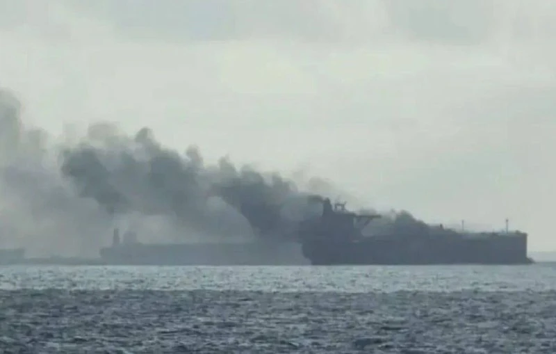 Strait of Hormuz के प्रतिबंधित क्षेत्र में तेल टैंकर में लगी भीषण आग और ईरान ने जलमार्ग को पूरी तरह बंद किया