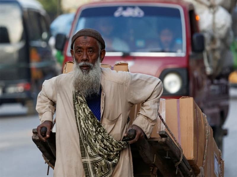 पाकिस्तान में बढ़ती गरीबी, रावलपिंडी में मजदूर सड़क पर सोने को मजबूर