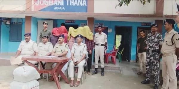 भारत नेपाल सीमा पर एसएसबी और जोगबनी पुलिस ने पांच तस्करों को 26 किलो गांजे के साथ गिरफ्तार किया