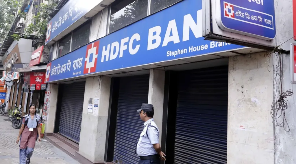 HDFC Bank बैंक के ग्राहकों के लिए आज से बदल गया हैं बैलेंस, चेक, कार्ड, लोन के लिए सुविधा. नये नंबर हुए जारी