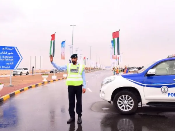 UAE : ट्रैफिक पुलिस ने शुरू किया अभियान, गलत लेन में वाहन चलान बढ़ा सकता है हादसे की संभावना