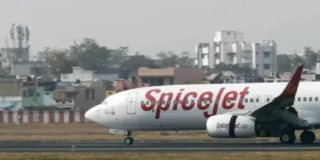 A SpiceJet passenger plane moves on the runway at the Sardar Vallabhbhai Patel international airport in Ahmedabad January 8, 2014. REUTERS/Amit Dave/Files