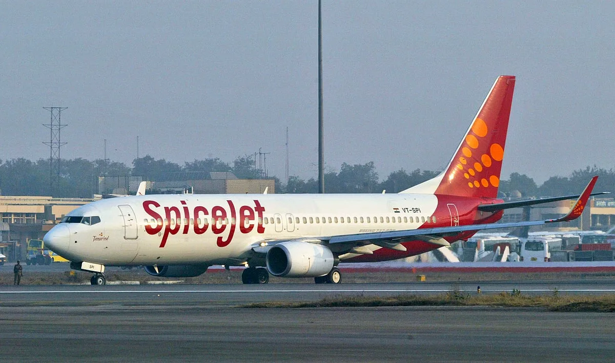 कोलकाता जा रही Flight की कराई गई इमरजेंसी लैंडिंग, 300 यात्री आंधी पानी में फंसे